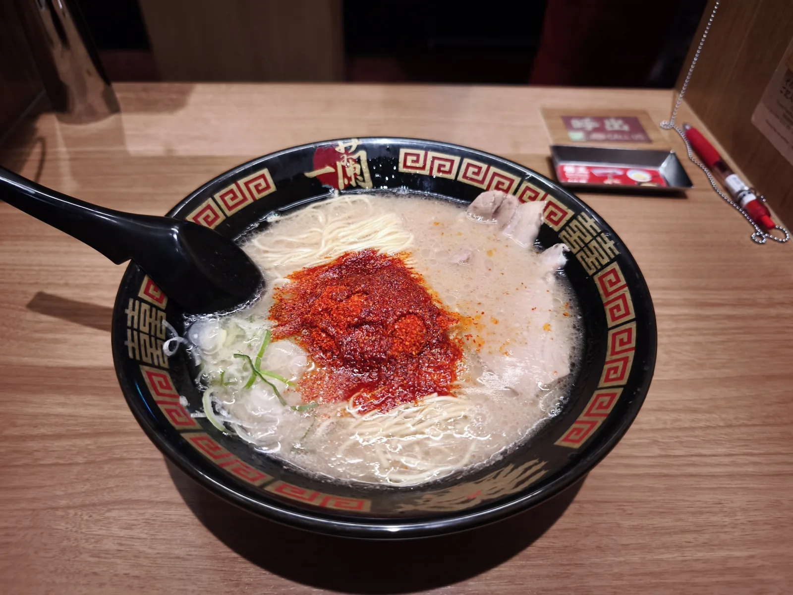 一蘭の辛さ10倍はどれくらい辛い？ 蒙古タンメン中本と比べた実食レポ