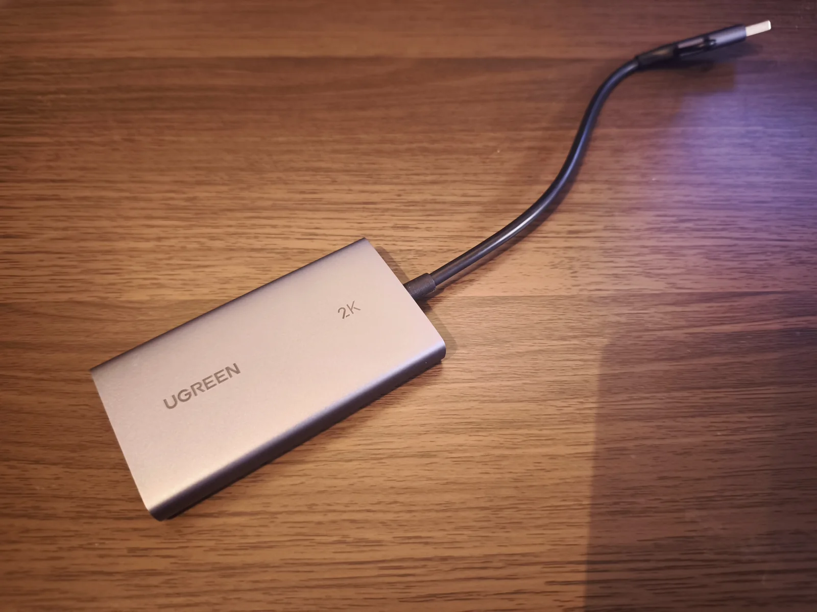 UGREENのUSBキャプチャボード本体。手のひらサイズのアルミ筐体に「2K」のプリントが入っている